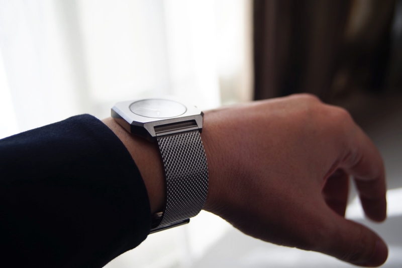 KYOMOウォッチ　『1E』 メンズ着用イメージ　サイドより